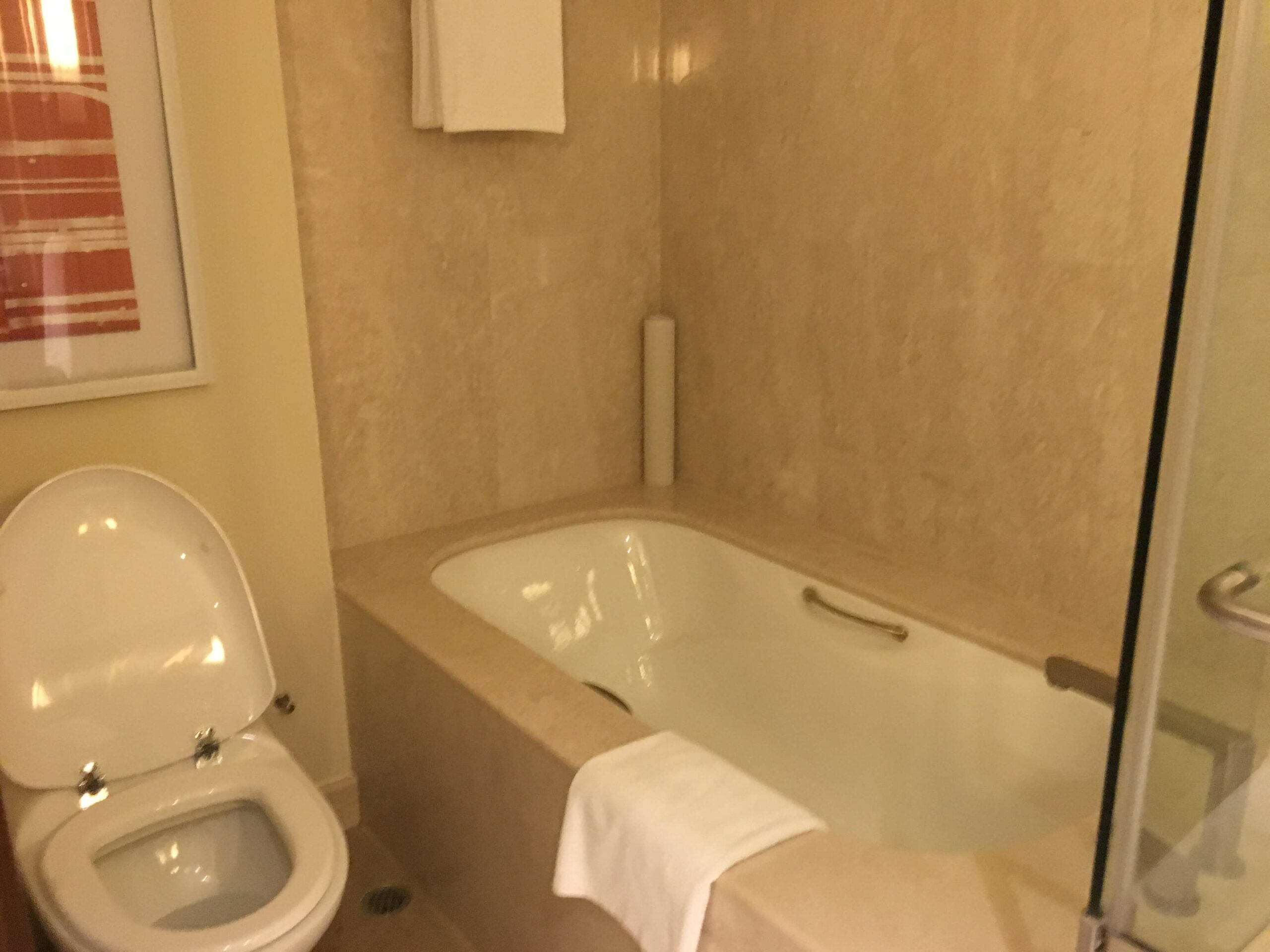 Holiday Inn Macau hotel bath tub scaled